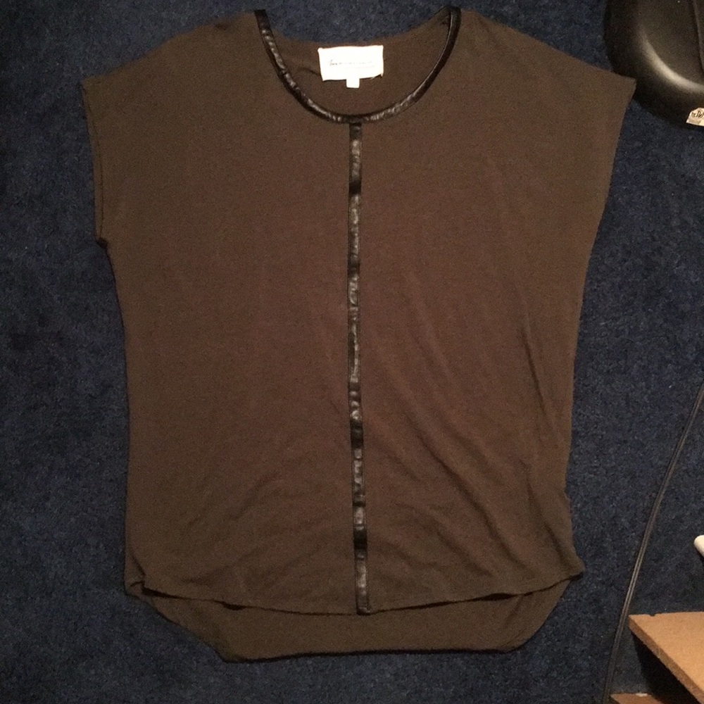 Two by Vince Camuto olive top w/ faux leather trim